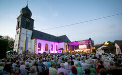 Lisdorf-Open-Air-Kirche-&-Bühne-Tobias-Rößler