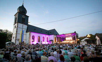 Lisdorf-Open-Air-Kirche-&-Bühne-Tobias-Rößler