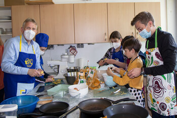 Aktionstag gegen Lebensmittelverschwendung am SGS_Landrat beim Kochen