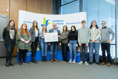 Die Nachwuchskräfte des Landkreises Saarlouis überreichen den Spendenscheck an die Initiative Herzenssache