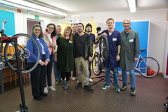 Gruppenfoto bei der Eröffnung der inklusiven Fahrradwerkstatt 