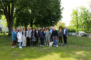 Gruppenfoto des Kunst Forums Saarlouis im Schatzgarten des Landratsamtes