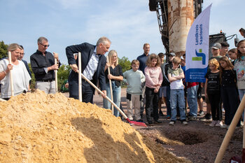 Kinder versenken die Zeitkapsel