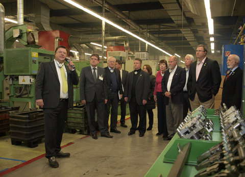 Jan Haßdenteufel (l.) erklärt die Schraubenproduktion im Nedschroef-Werk Fraulautern