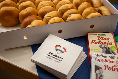 Polnische Hefegebäcke und Informationsmaterial