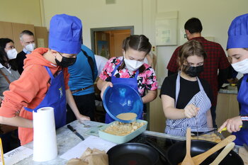 Aktionstag gegen Lebensmittelverschwendung am SGS_Schüler am Kochen
