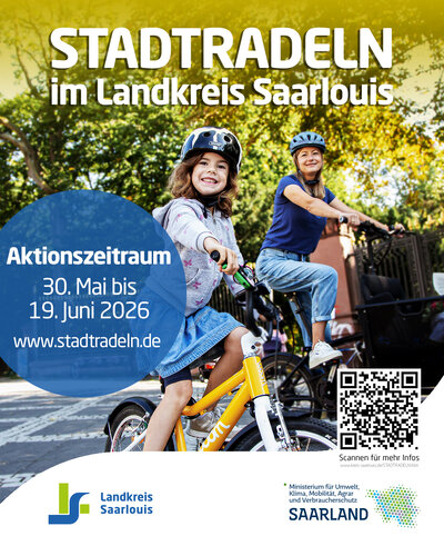 Plakat zur Aktion „Stadtradeln im Landkreis Saarlouis“. Zu sehen sind ein lachendes Kind auf einem gelben Fahrrad und eine erwachsene Person auf einem Fahrrad im Hintergrund, beide tragen Helme und fahren durch eine grüne, sonnige Umgebung. Text im Bild: „Aktionszeitraum 30. Mai bis 19. Juni 2026“ sowie die Website www.stadtradeln.de . Unten sind Logos des Landkreises Saarlouis und des saarländischen Umweltministeriums sowie ein QR-Code für weitere Informationen.