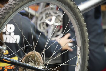 Eine Detailaufnahme eines Fahrradreifens Eine Detailaufnahme eines Fahrradreifens