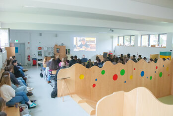 Viele Menschen bei einer Filmaufführung