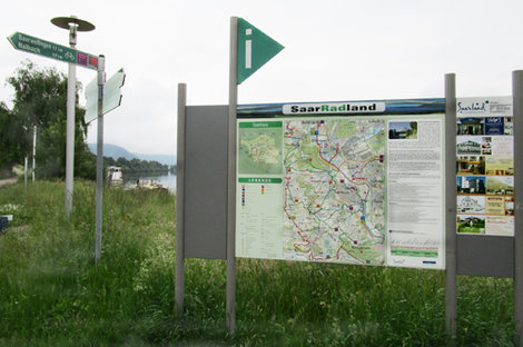 Rad_Land-Beschilderung_am Schiffsanleger Saarlouis