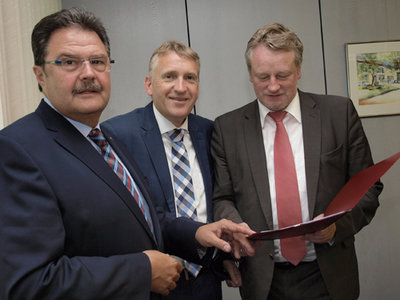 Bildungsminister Ulrich Commerçon überbringt Finanzierungszusage