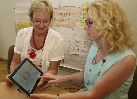 Tablet PAUL: Oranna Fuchs und Christine Ney (v.l.) stellen es vor