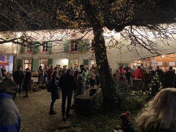 Adventsmarkt-Gisingen-am-Abend